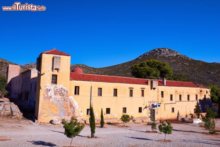 Immagine Il monastero di Gouvenrnetou a Chania, isola di Creta. Dedicato alla Signora degli Angeli, questo monastero è stato costruito durante il periodo veneziano nel 1548 - © serg_dibrova / Shutterstock.com