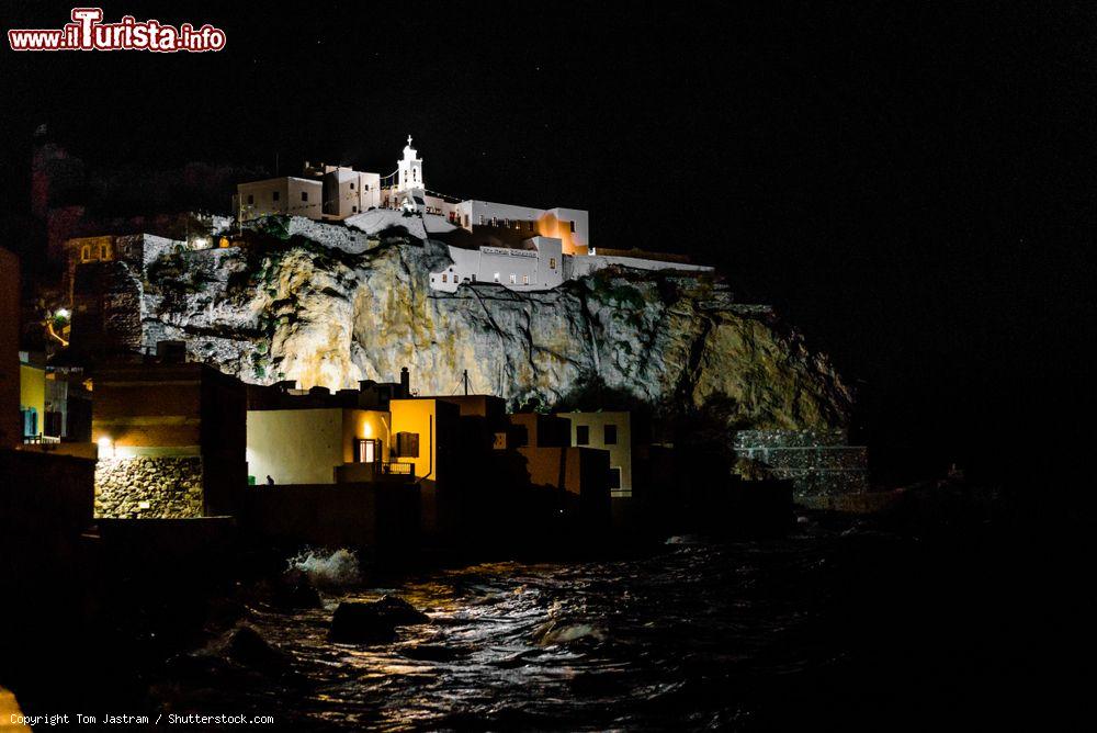 Immagine Il monastero di Panagia Spiliani a Mandraki, isola di Nisyros, Grecia. Un tratto di costa mediterranea illuminata di sera - © Tom Jastram / Shutterstock.com