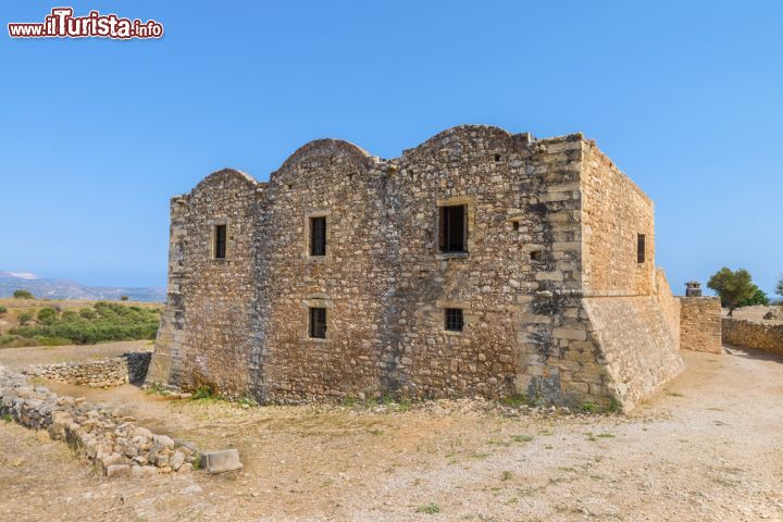 Immagine Il monastero di Saint John Theologian nell'antica città di Aptera, Chania, in estate (isola di Creta) - © Luxerendering / Shutterstock.com