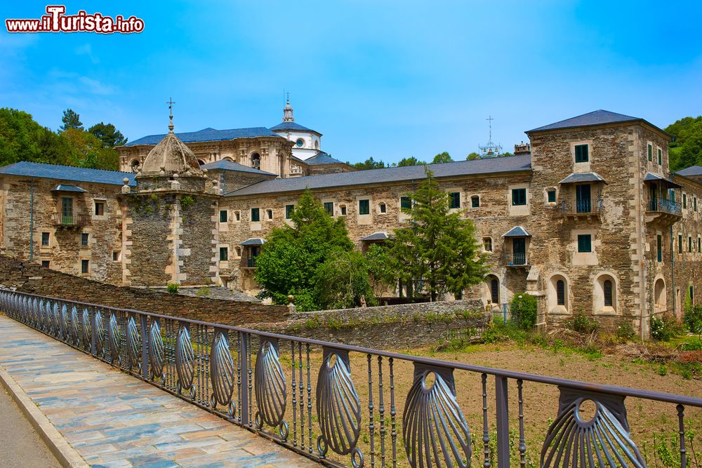 Immagine Il monastero di Samos lungo il Cammino di Santiago, Lugo, Galizia. Questo monastero costruito nel VI° secolo è oggi un centro spirituale. Da non perdere è il chiostro di Feijoo in stile classicista.