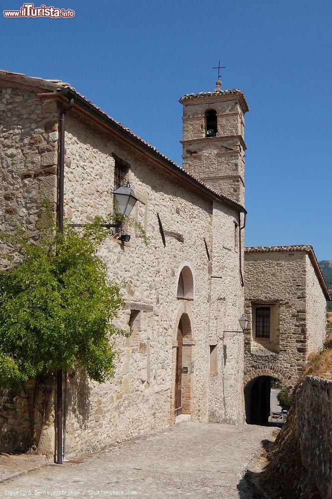 Immagine Il monastero di Sant'Antonio da Padova a Pennabilli, Emilia Romagna. Sorge ai piedi del castello di Billi di cui incorpora alcuni elementi. L'accesso è attraverso la porta delle monache su cui troneggia lo stemma del duca Federico d'Urbino - © Denis.Vostrikov / Shutterstock.com