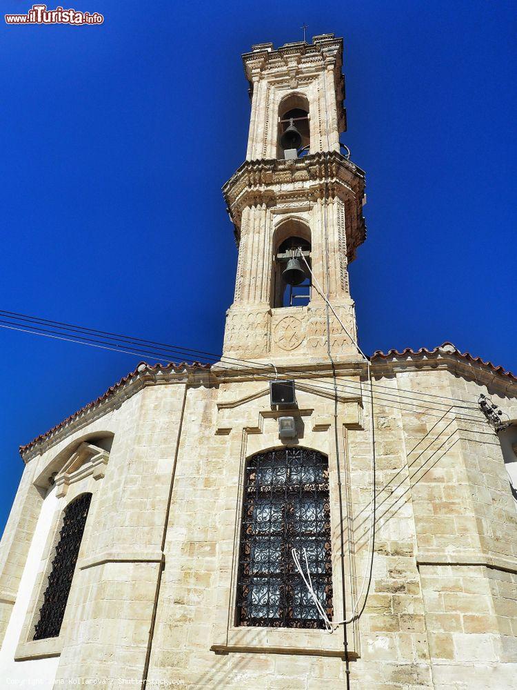 Immagine Il monastero di Timios Stavros nel villaggio di Omodos, Cipro: al suo interno è conservato un pezzettto della corda che servì per legare Gesù alla croce - © Jana Kollarova / Shutterstock.com