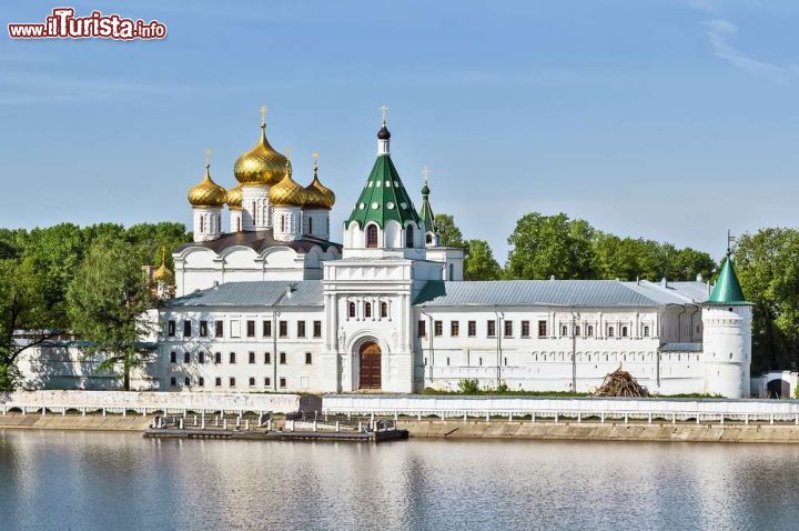 Immagine Il Monastero Ipat'ev è un monastero maschile, situato sulla riva del fiume Kostroma proprio di fronte alla città di Kostroma. E 'stata fondata intorno al 1330 - © Borisb17 / Shutterstock.com