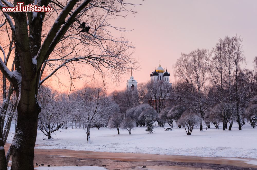 Immagine Il monastero ortodosso Troitsky (della Trinità) nel cremlino di Pskov, Russia, immerso in un paesaggio invernale.