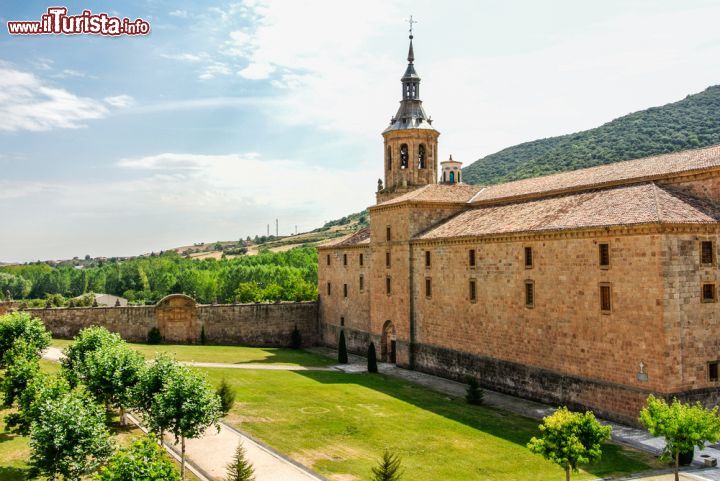 Immagine Il monastero Yuso a San Millan de la Cogolla, Spagna - Patrimonio dell'umanità dal Dicembre 1997, questo monastero, assieme a quello di Suso, si trova nella comunità autonoma di La Rioja nelle vicinanze di Ezcaray. Sono entrambi di grande importanza storica e culturale poichè le prime frasi in spagnolo e basco furono scritte proprio all'interno delle loro mura © Ander Dylan / Shutterstock.com