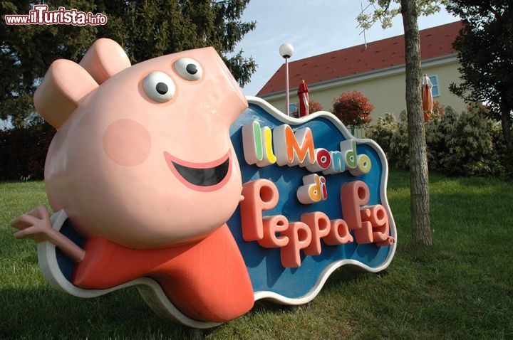 Immagine Insegna all'ingresso dell'attrazione "Il Mondo di Peppa Pig" a Leolandia