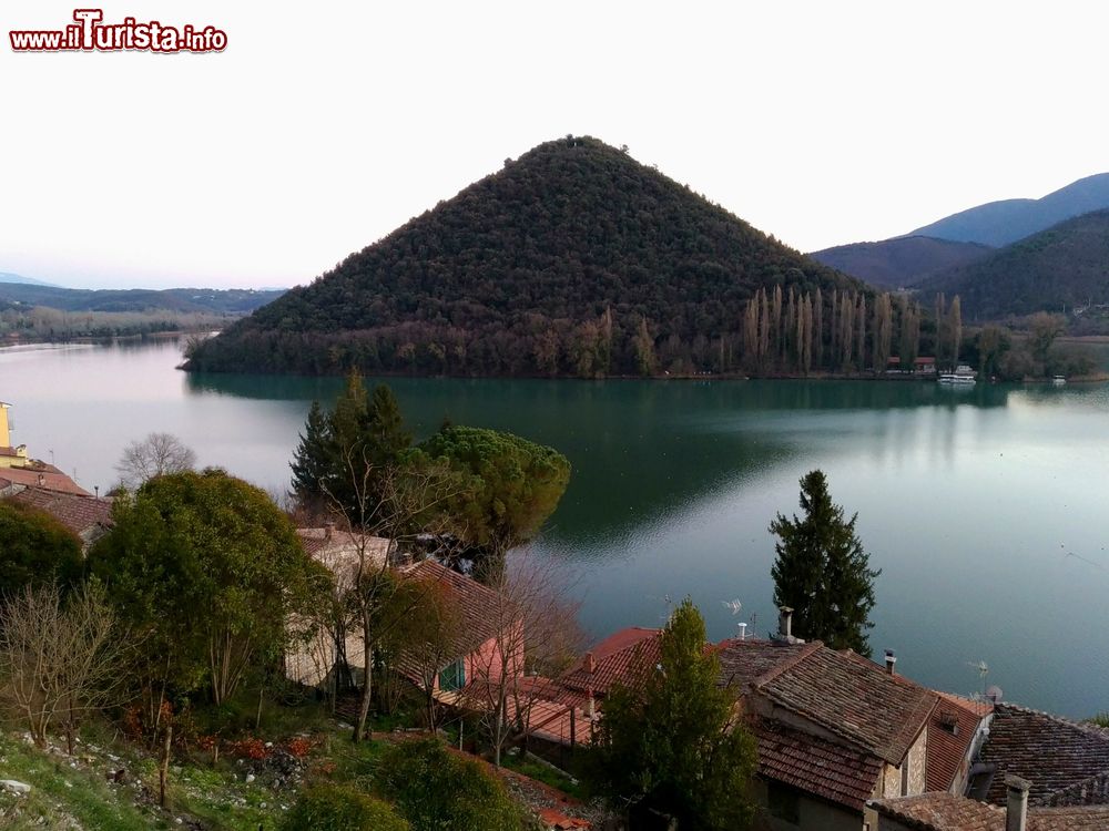 Immagine Il monte a forma di piramide sul lago di Piediluco in umbria