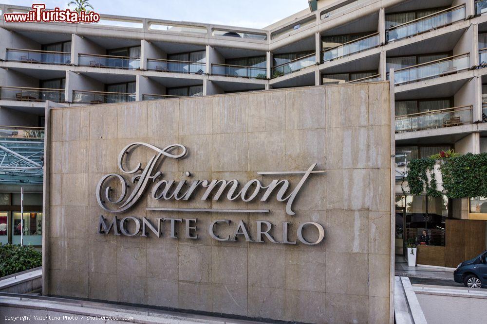 Immagine Il Monte Carlo Fairmont Hotel nel Principato di Monaco. Situato fra il casinò di Monte Carlo e il mare, questo hotel 4 stelle è uno dei più lussuosi d'Europa. E' posizionato sul circuito del Gran Premio di Monaco di fronte alla più famosa curva del campionato di Formula 1 - © Valentina Photo / Shutterstock.com