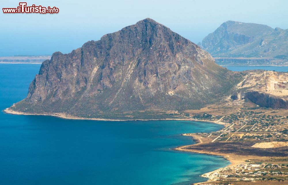 Immagine Il monte Cofano e la Baia di Cornino in Sicilia (la seconda dal basso), ad est di San Vito lo Capo