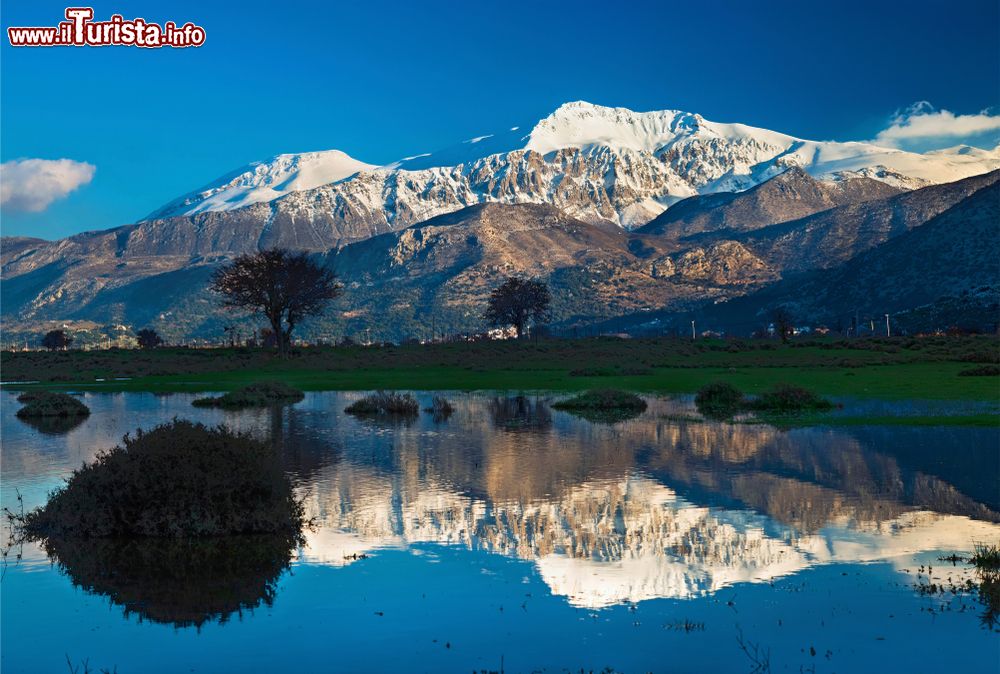 Immagine Il monte Dikti innevato riflesso in in lago nel plateau di Lassithi, Creta (Grecia). Raggiunge quota 2148 metri di altezza.