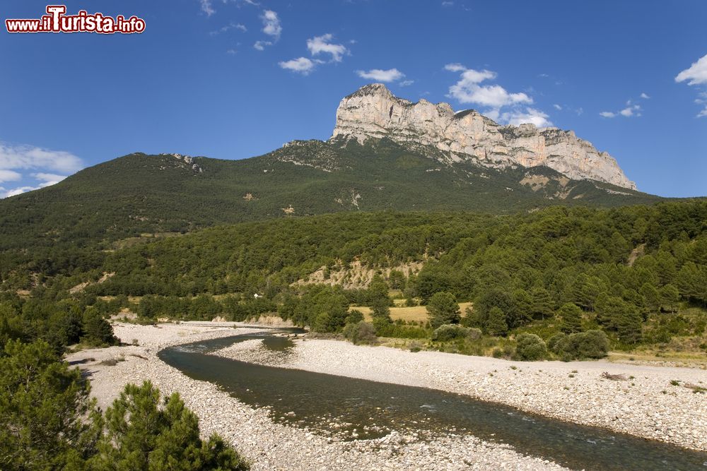Immagine Il monte e il fiume del Parco Nazionale di Ordesa nei pressi di Ainsa, provincia di Huesca, Spagna. Istituita nel 1918, questa riserva naturale si estende per 156 chilometri quadrati; si trova sul versante sud dei Pirenei centrali.