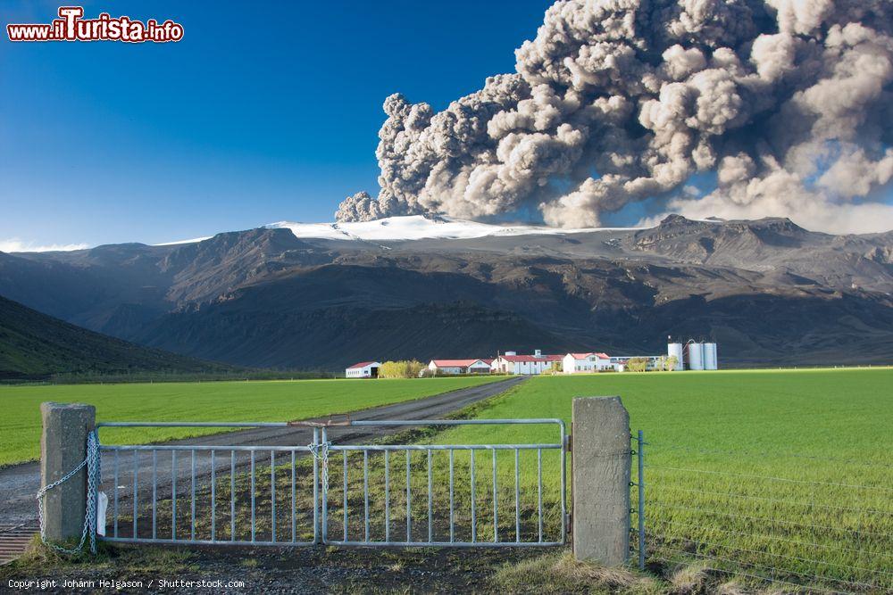 Immagine Il monte Eyjafjallajokull in eruzione, Islanda. La cenere vulcanica espulsa nell'aria ha causato diverse sospensioni di voli internazionali: nell'aprile 2010 lo spazio areo di vari aeroporti venne chiuso - © Johann Helgason / Shutterstock.com