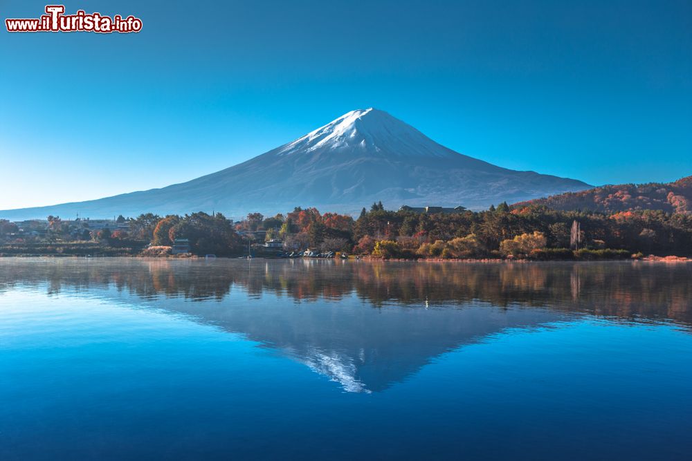 Immagine Il Monte Fuji Reflection si riflette sul lago Kawaguchiko vicino a Yamanashi in Giappone