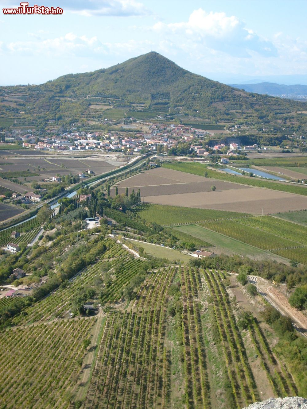 Immagine Il Monte Lozzo dei Colli Euganei e il borgo di Lozzo Atestino, provincia di Padova, in Veneto