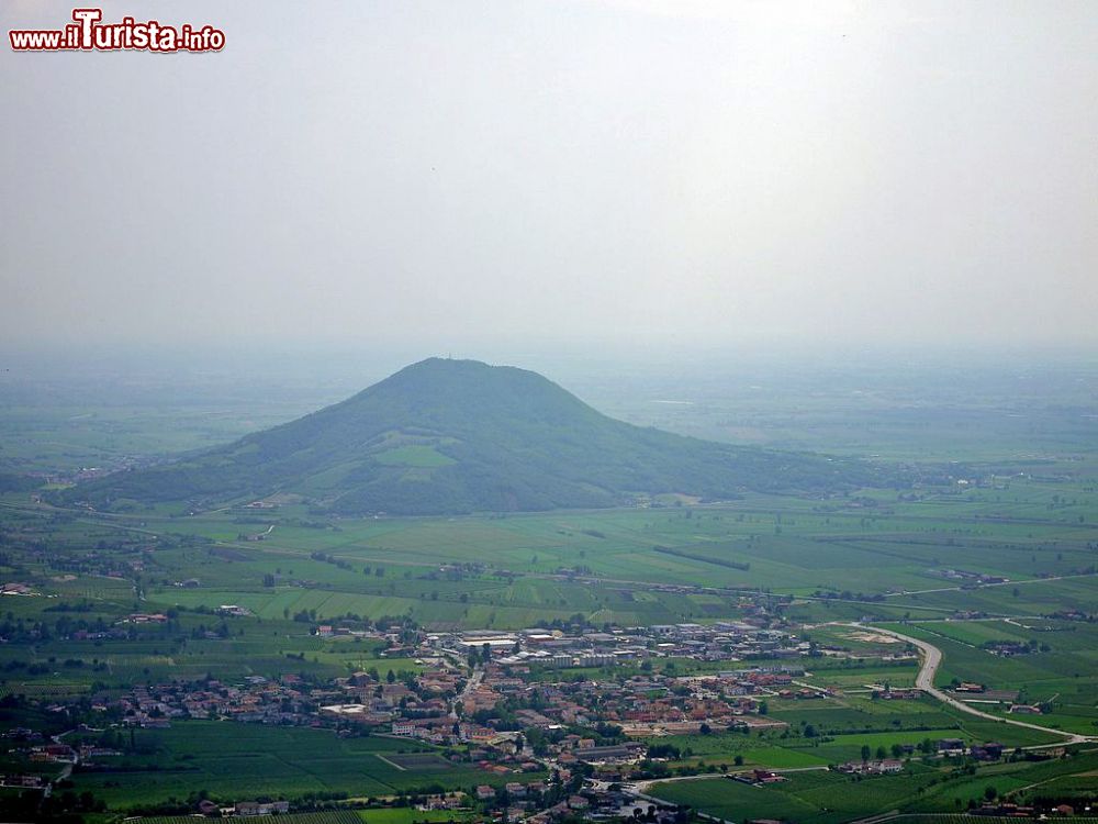 Immagine Il Monte Lozzo ed il panorama di Vo' sui Colli Euganei in Veneto - © Øystein Vidnes - Flickr, CC BY 2.0, Wikipedia