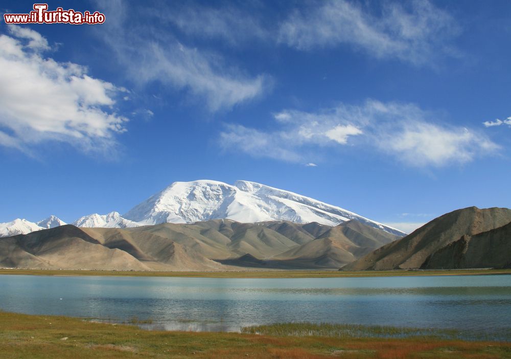Immagine Il monte  Muztag Ata,e il lago Karaku relativamente vicino a Kashgar in Cina