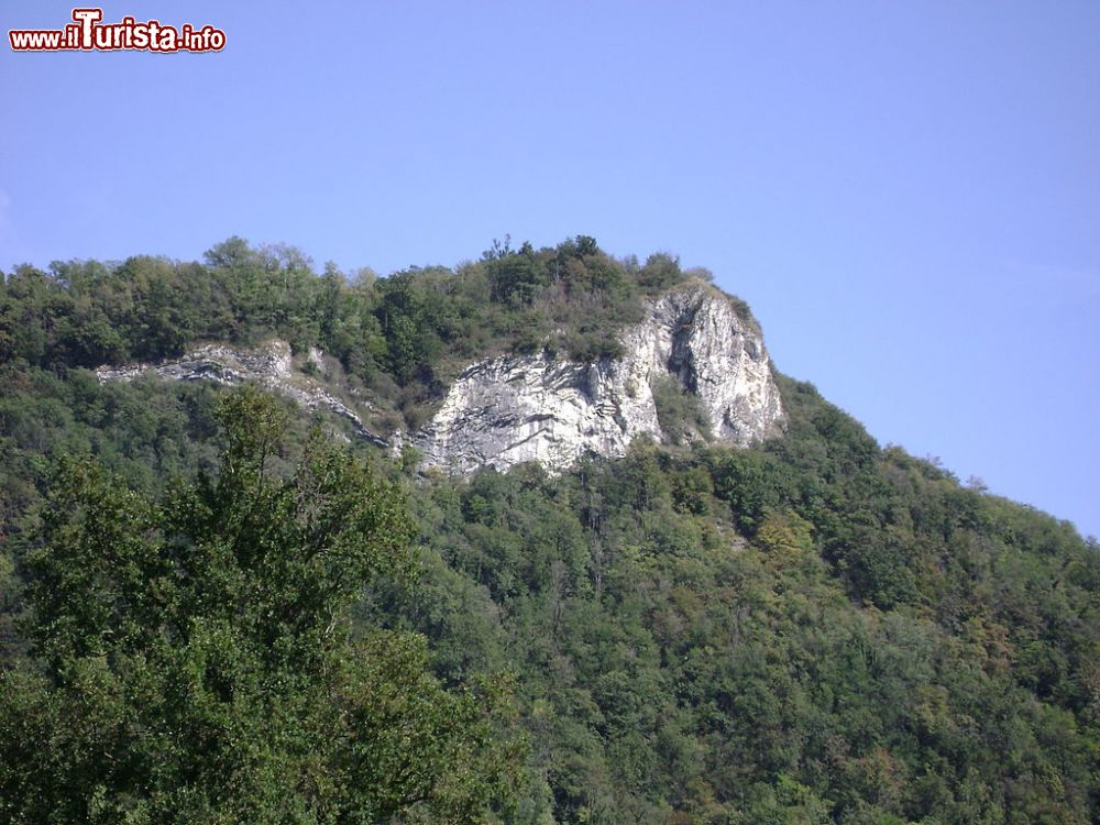 Immagine Il monte Picuz domina l'abitato di Sangiano nei pressi del Lago Maggiore in Lombardia - Wikipedia