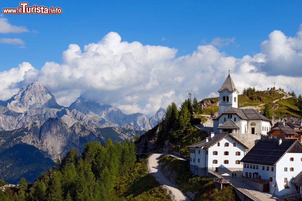 Immagine Il Monte Santo di Lussari nei dintorni di Tarvisio in Friuli Venezia Giulia, sullo sfondo il picco Mangart (2677 m.) 