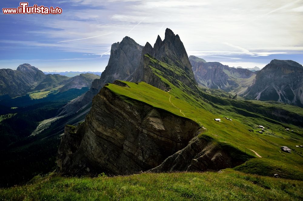 Immagine Il monte Seceda in estate, Santa Cristina, Trentino Alto Adige. Dalla sua vetta, dal 1997, parte la gara sciistica Sudtirol Gardenissima.