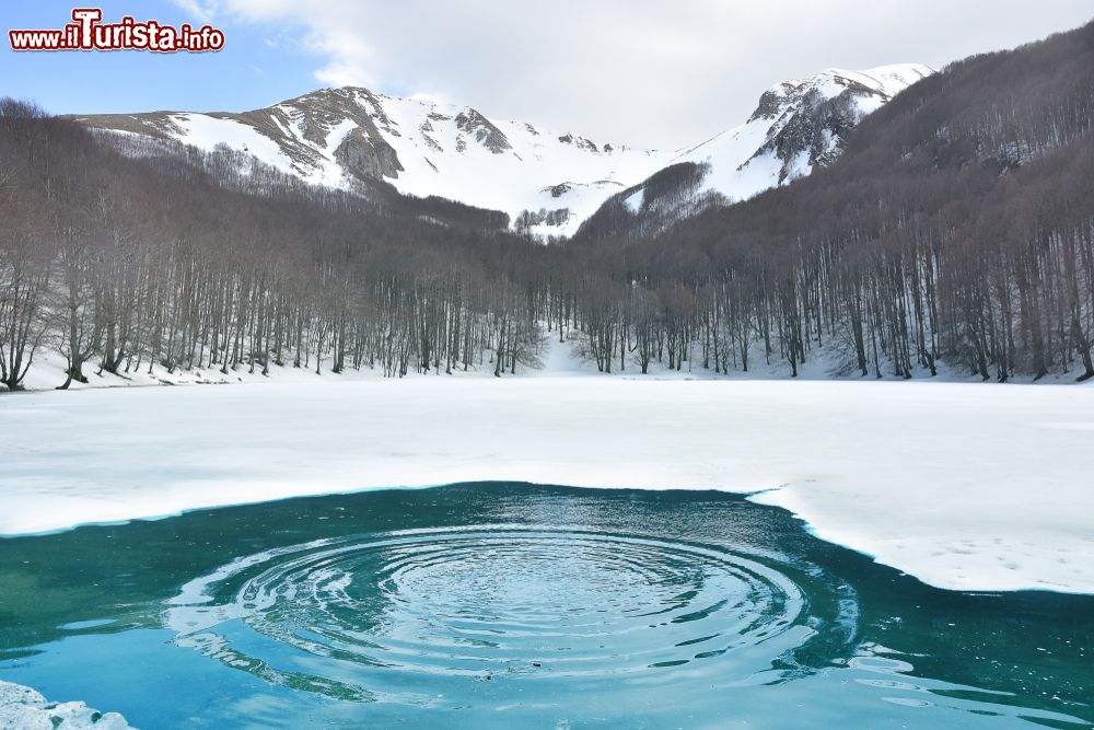 Immagine Il Monte Sirino e il lago Laudemio in Basilicata in inverno.