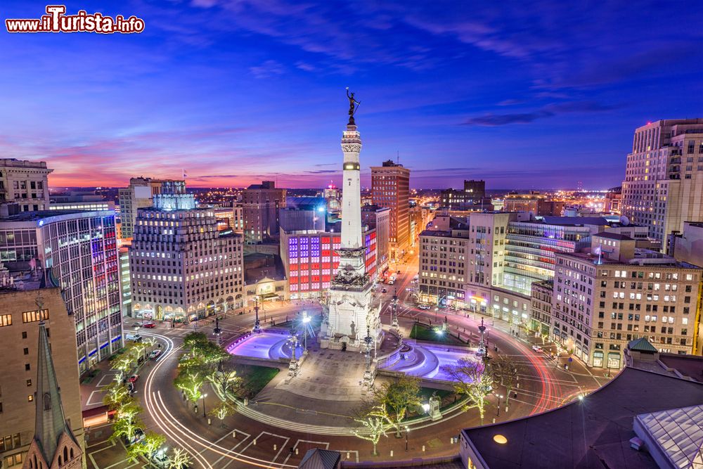 Immagine Il Monument Circle di Indinapolis con le prime luci della sera. Siamo in Indiana, USA.