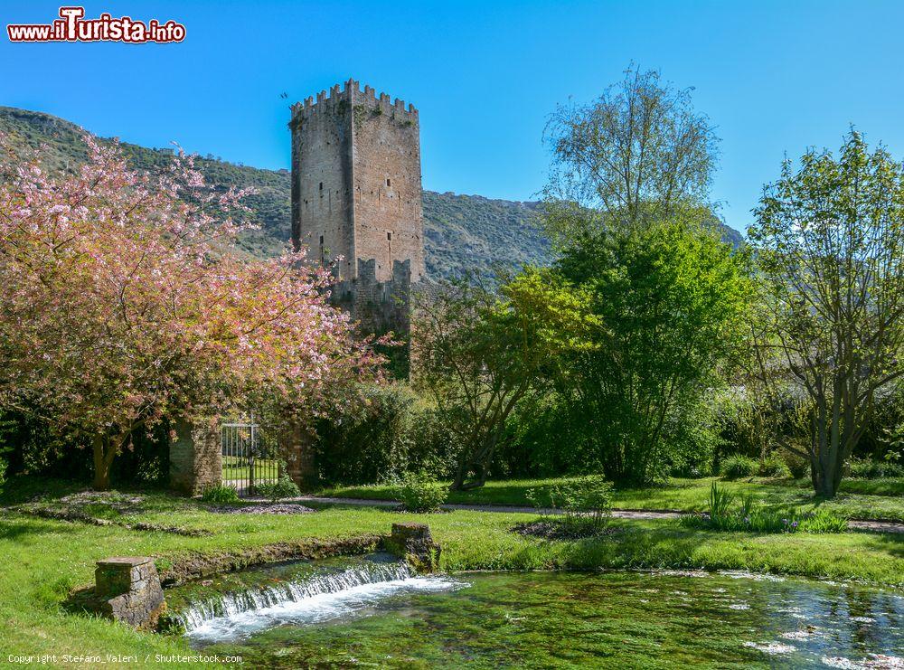 Immagine Il monumentale Giardino della Ninfa a Cisterna di Latina nel cuore del Lazio - © Stefano_Valeri / Shutterstock.com