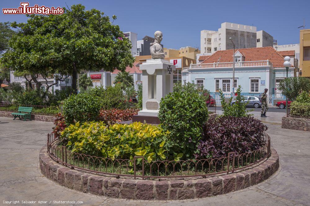 Immagine Il monumento a Bandeira sulla Praça Nova di Mindelo (Sao Vicente, Capo Verde) - © Salvador Aznar / Shutterstock.com