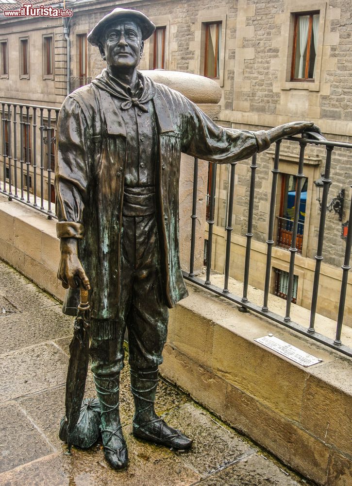 Immagine Il monumento a Celedon in Piazza della Vergine Bianca a Vitoria Gasteiz, Spagna.