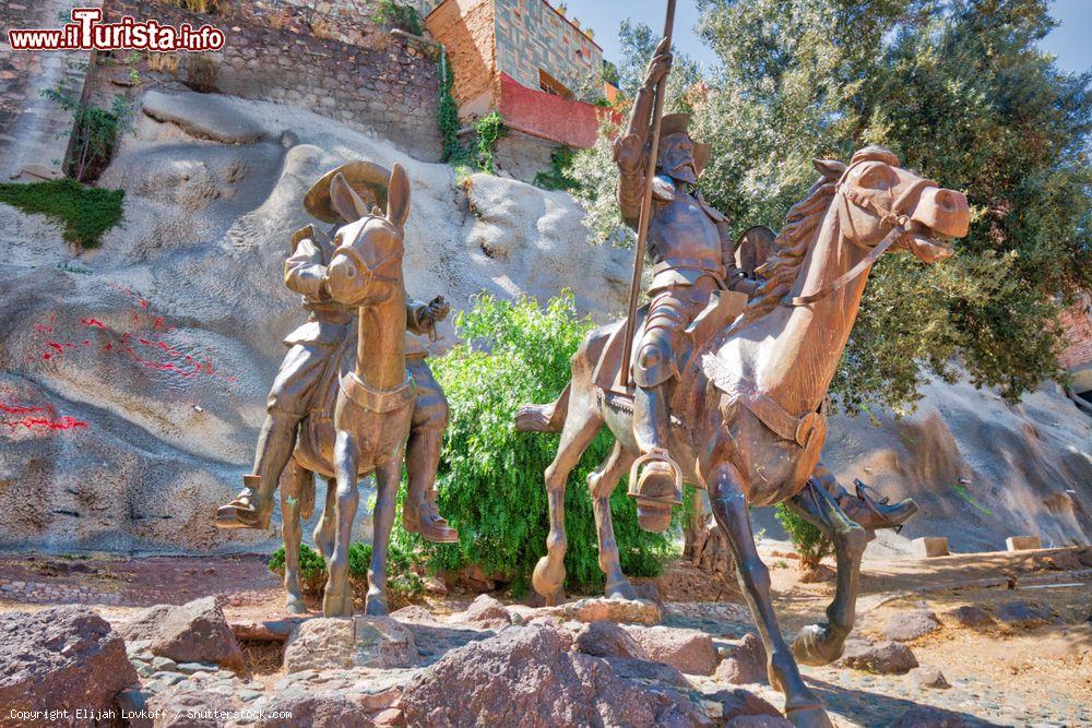Immagine Il monumento a Cervantes e Sancho Panza nel cuore di Guanajuato, Messico - © Elijah Lovkoff / Shutterstock.com