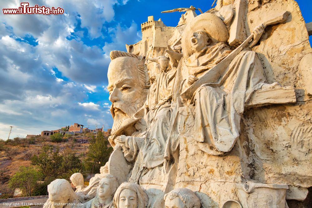 Immagine Il monumento a Cervantes vicino all'ingresso della vecchia città di Guanajuato, Messico: la scultura è dedicata a  Don Quixote, Sancho Panza e altri famosi personaggi - © Elijah Lovkoff / Shutterstock.com