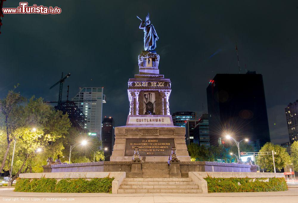 Immagine Il Monumento a Cuitlahuac lungo il Paseo de la Reforma di notte, Guanajuato, Messico. Cuitlahuac fu il capo della città azteca di Tenochtitlan durante l'epoca della conquista spagnola - © Felix Lipov / Shutterstock.com