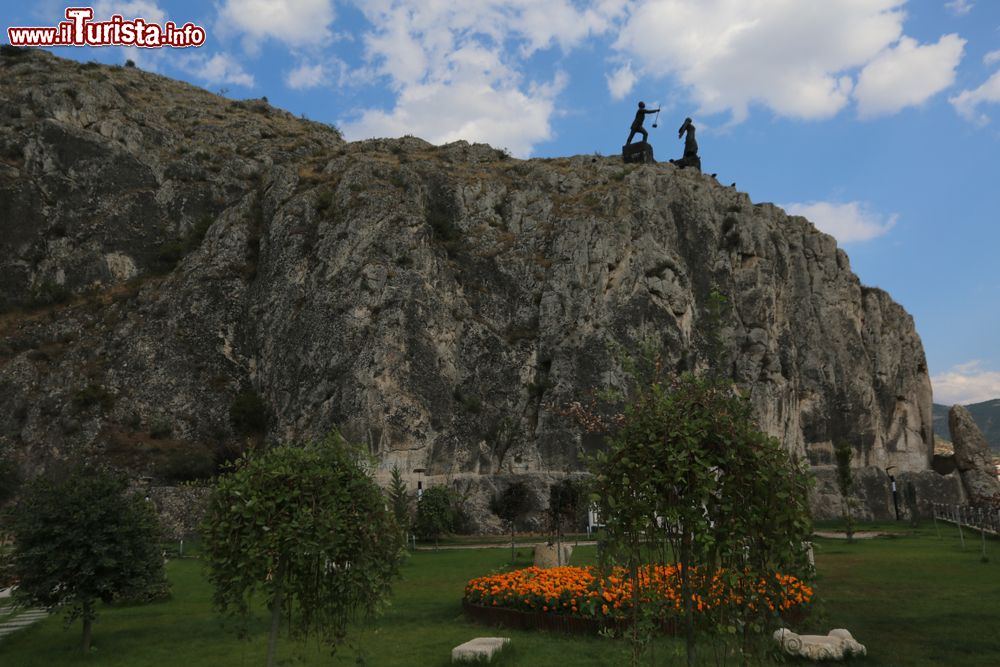 Immagine Il monumento a Farhad e Shirin a Amasya, Turchia. Si trova in cima a una collina rocciosa di Amasya, nel nord della Turchia, ed è dedicato alla tragica storia d'amore tra Farhad e Shirin. Eretta nel dicembre 2012, questa scultura si presenta con due statue in bronzo alte circa 5 metri.