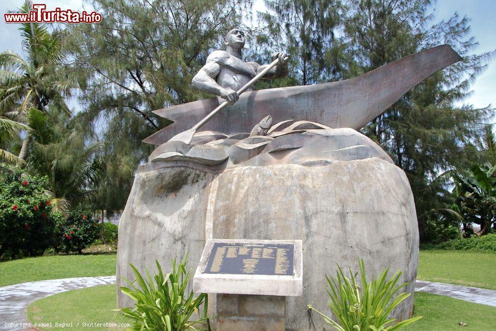 Immagine Il monumento a Gadao, leggendario capo villaggio di Inarahan a Guam, Stati Uniti. La leggenda vuole che sia stato lo stesso Gadao a realizzare i dipinti che si trovano nell'omonima grotta dell'isola - © Raquel Bagnol / Shutterstock.com