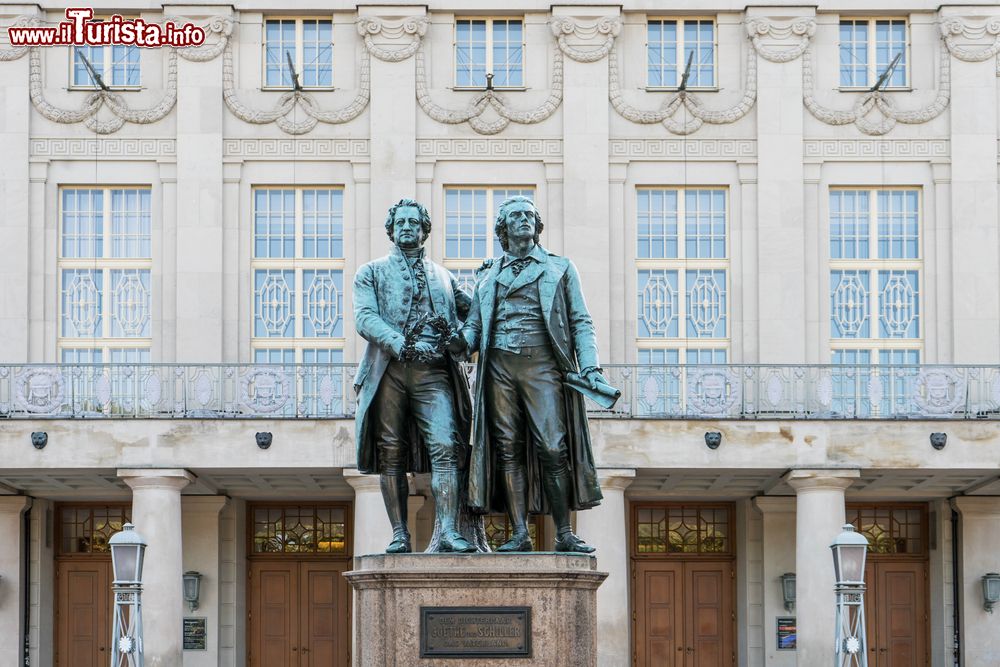 Immagine Il monumento a Goethe e Schiller davanti al Nationaltheater a Weimar, Germania.