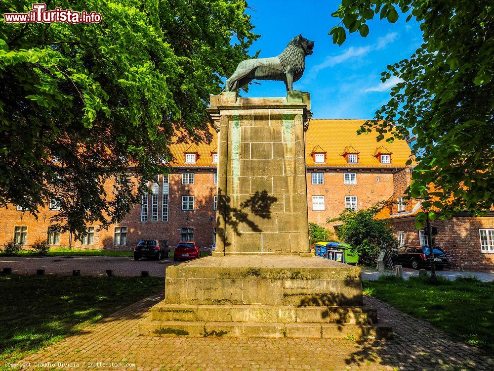 Immagine Il monumento a Heinrich der Loewe (Enrico il Leone) a Lubecca, Germania. Rappresentante della dinastia dei Guelfi, è stato duca di Sassonia come di Enrico III° dal  1142 al 1180 e duca di Baviera come Enrico XII° dal 1156 al 1180 - © Claudio Divizia / Shutterstock.com
