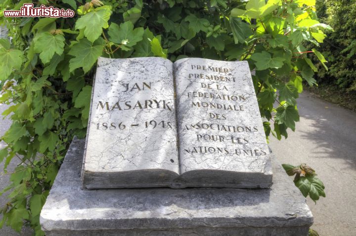 Immagine Il monumento a Jan Masarik nei pressi del Palazzo delle Nazioni Unite a Ginevra, Svizzera. Politico cecoslovacco, è stato il primo presidente della federazione mondiale delle associazioni per le Nazioni Unite - © ppl / Shutterstock.com