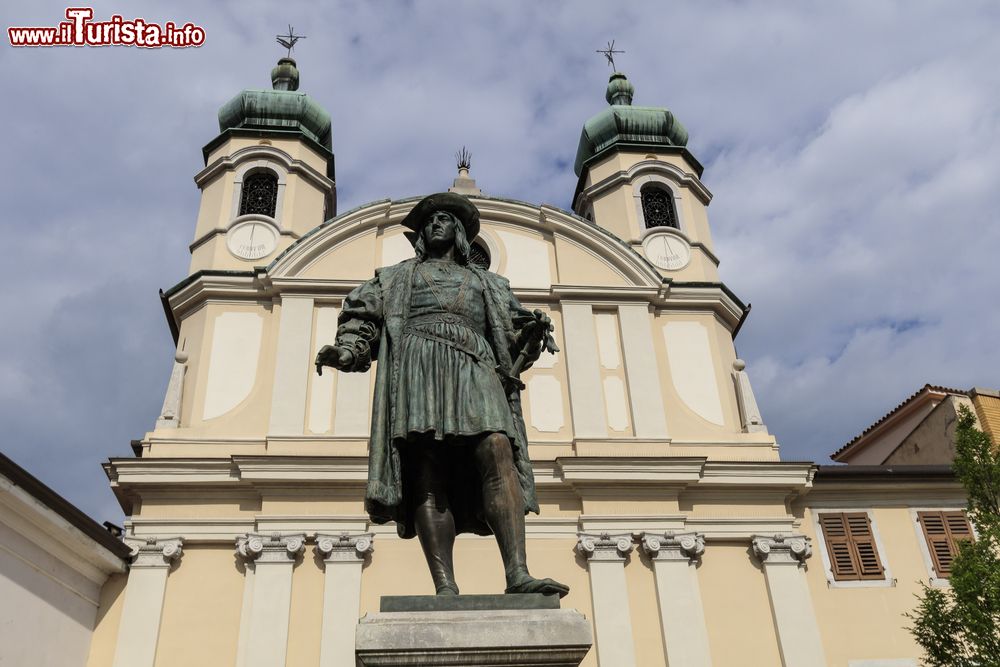 Immagine Il monumento a Massimiliano I Imperatore in centro a Cormons (Friuli Venezia Giulia)