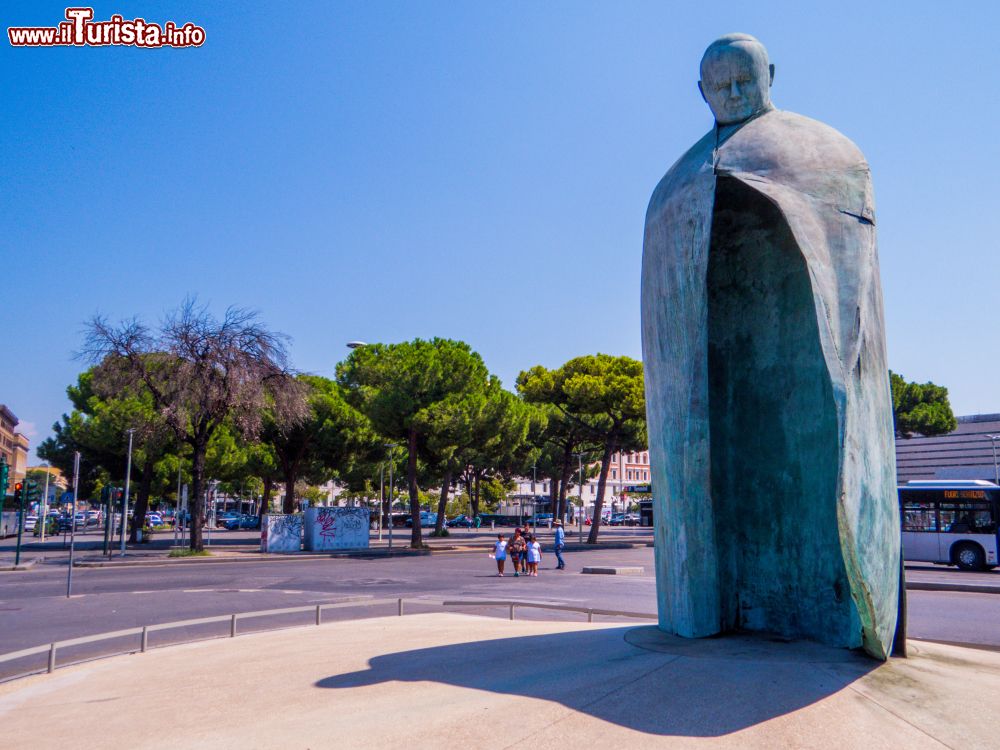 Immagine Il Monumento a Papa Giovanni Paolo II in Piazza dei CInquecento a Roma  - ©  Diego Fiore / Shutterstock.com