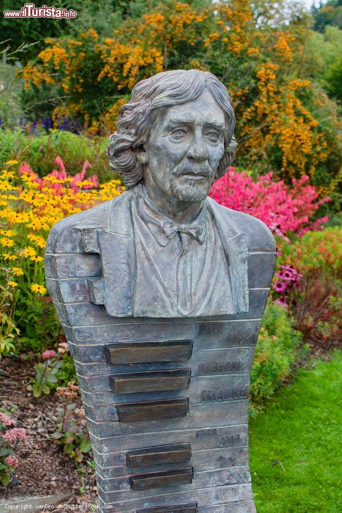 Immagine Il monumento a Petr Hapka nella cittadina di Marianske Lazne, Repubblica Ceca. Hapka è stato uno dei più importanti compositori nazionali di colonne sonore per film  - © vanGeo / Shutterstock.com