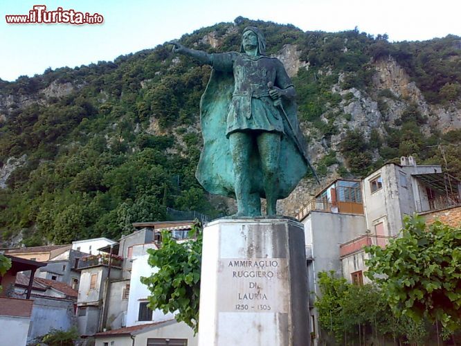 Immagine Il Monumento a Ruggiero si trova in centro a Lauria, Basilicata sud-occidentale - © Gianni Lupindo - Panoramio - Wikipedia