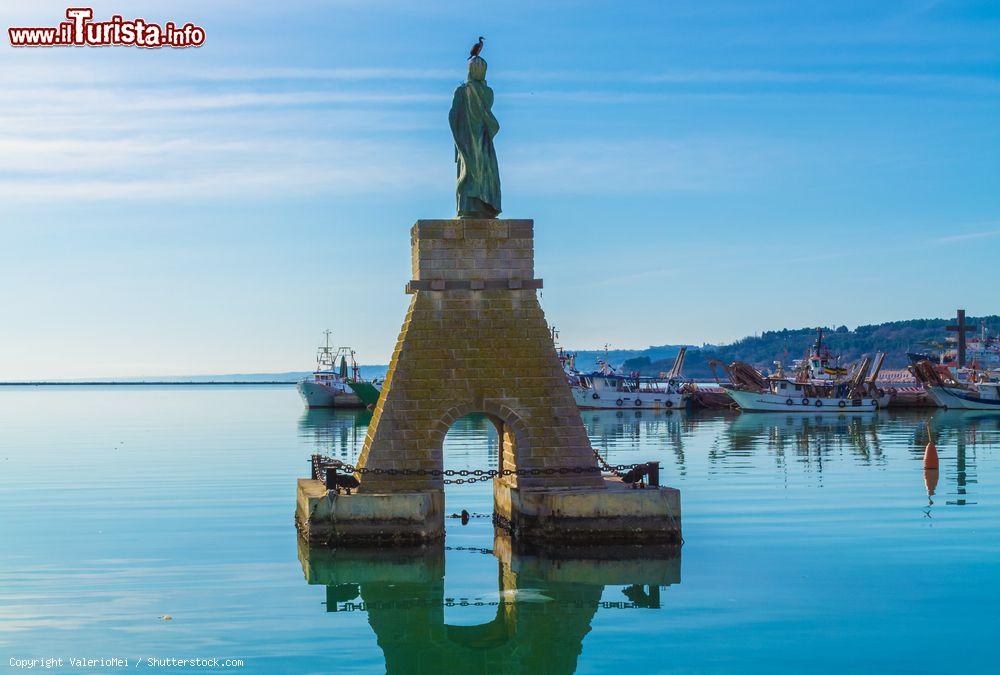 Immagine Il monumento a San Tommaso, nel porto di Ortona, protettore della "gente del mare" - foto © ValerioMei / Shutterstock.com
