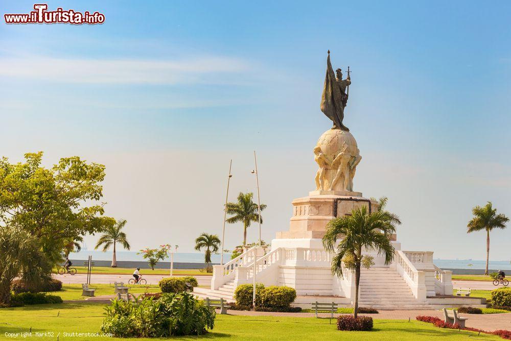 Immagine Il monumento a Vasco Nunez de Balboa nell'omonima via a Panama City, America Centrale. In onore di questo esploratore e conquistatore spagnolo nel 1904 Panama chiamò la sua moneta Balboa - © Mark52 / Shutterstock.com