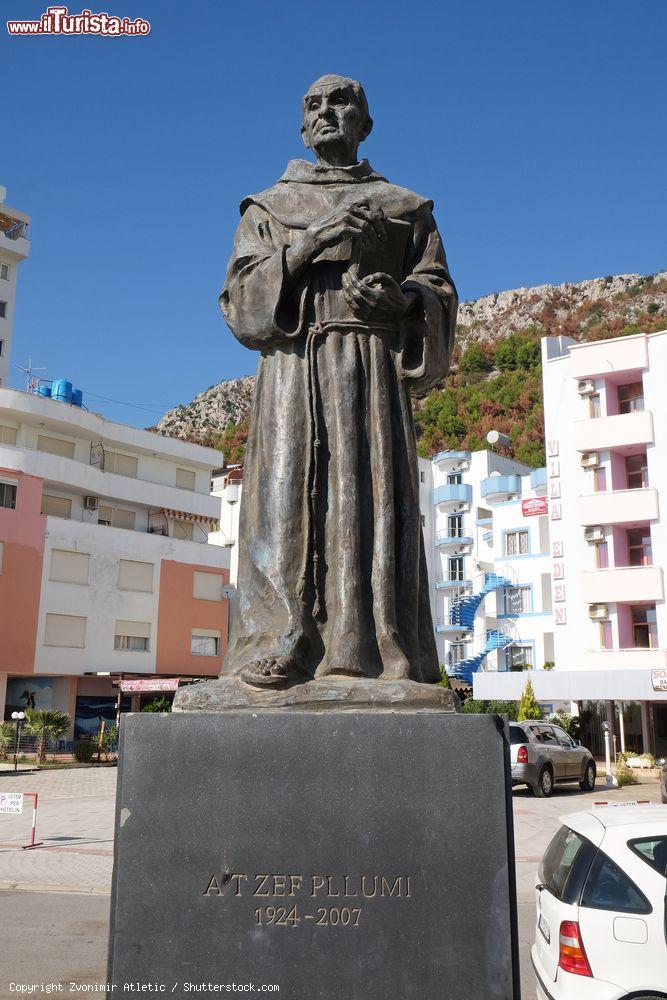 Immagine Il monumento a Zef Pllumi un prete albanese a San Giovanni di Medua - © Zvonimir Atletic / Shutterstock.com