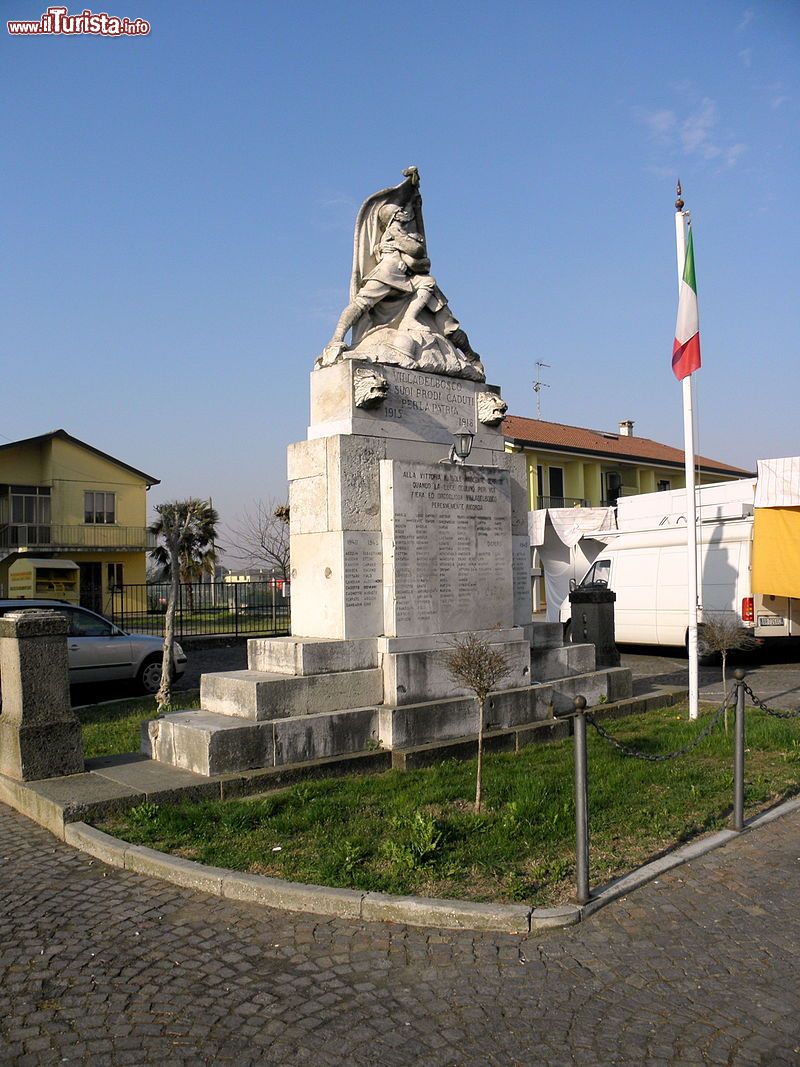 Immagine Il Monumento ai caduti a Villa del Bosco di Correzzola - © Threecharlie - CC BY-SA 3.0, Wikipedia