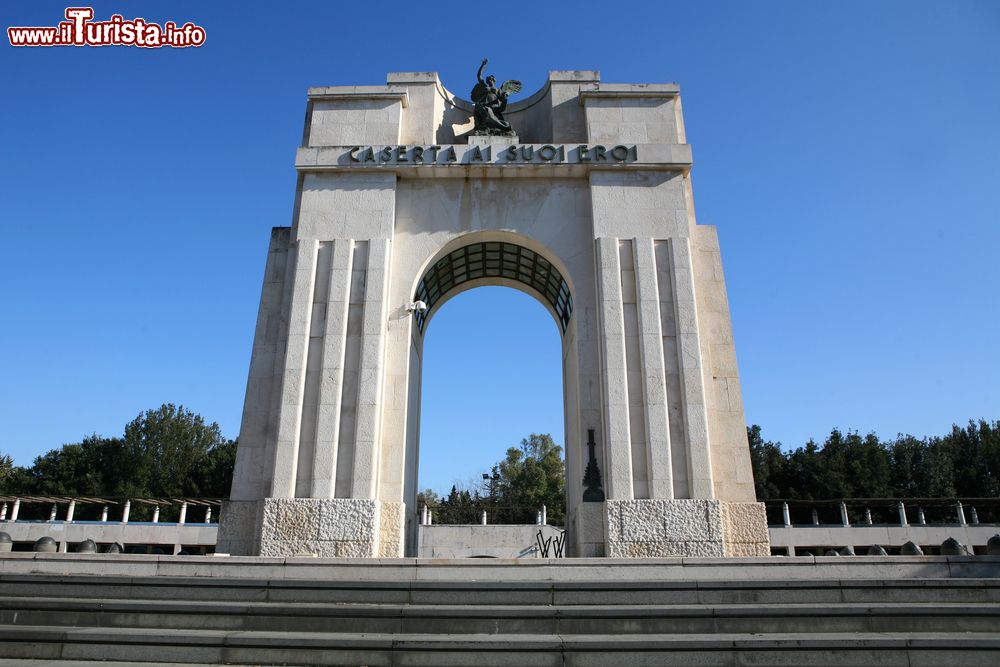 Immagine Il Monumento ai Caduti di Caserta, Campania, Italia. Innalzato nel periodo fascista, questo monumento è dedicato a tutti coloro che hanno sacrificato la propria vita per i valori della libertà e della patria nel corso della Grande Guerra. Ogni anno qui si celebra la festività del IV° Novembre.