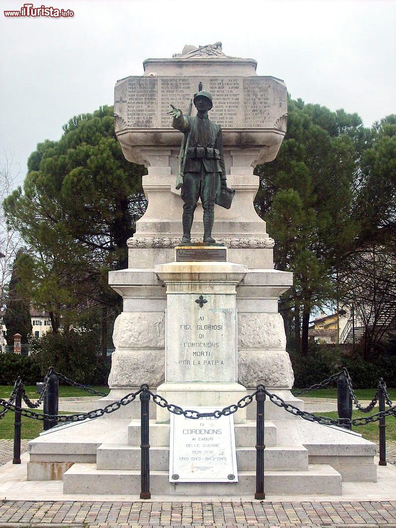Immagine Il Monumento ai caduti di Cordenons - © SuperQuark -  CC BY-SA 3.0, Wikipedia