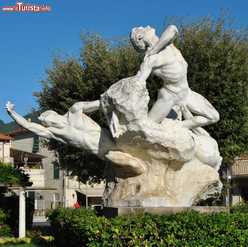 Immagine Il Monumento ai Caduti di tutte le Guerre a Querceta (Toscana): opera di Edorado Dini che ha utilizzato del marmo bianco delle Apuane  - © Pro Loco di Querceta