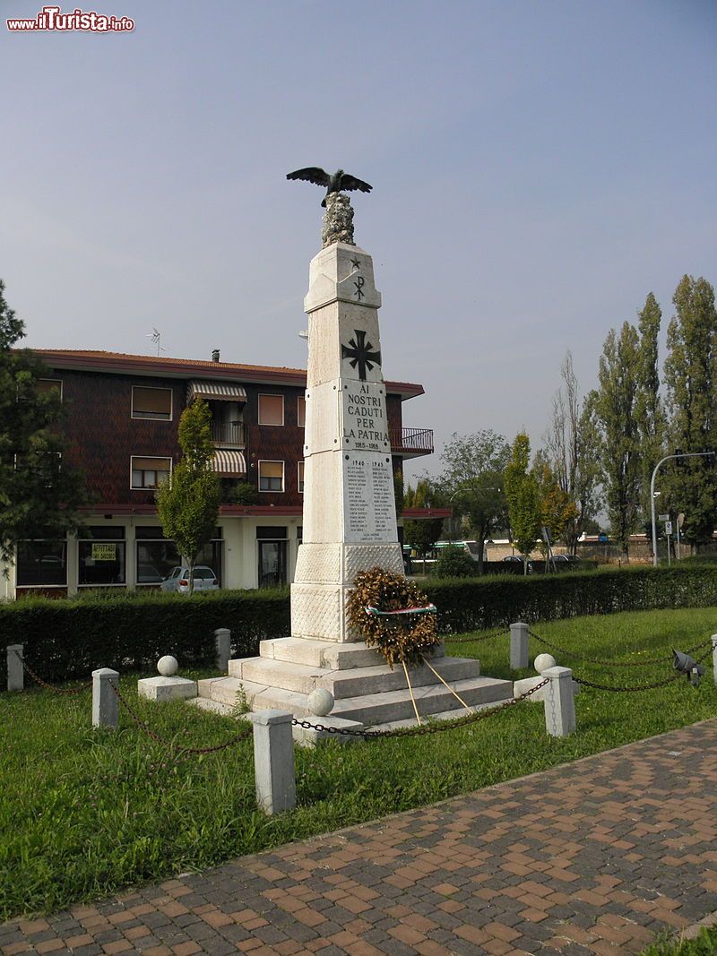 Immagine Il monumento ai caduti in centro a Martellago - © Threecharlie, CC BY-SA 3.0, Wikipedia