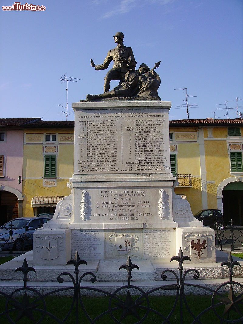 Immagine Il Monumento ai caduti in centro di Travagliato in Lombardia - © Claudio Castrezzati - Pubblico dominio - Wikipedia