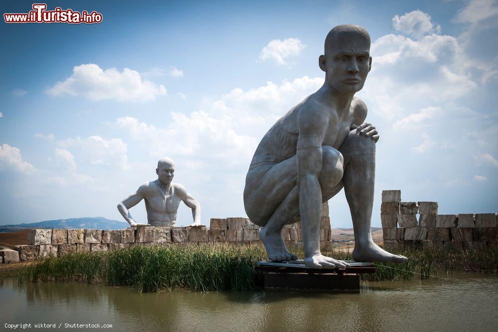 Immagine Il monumento ai due uomini presente nel 2013 all'interno del Teatro del Silenzio di Lajatico. Al centro dell'anfiteatro ogni anno viene posizionato un monumento diverso - © wiktord / Shutterstock.com